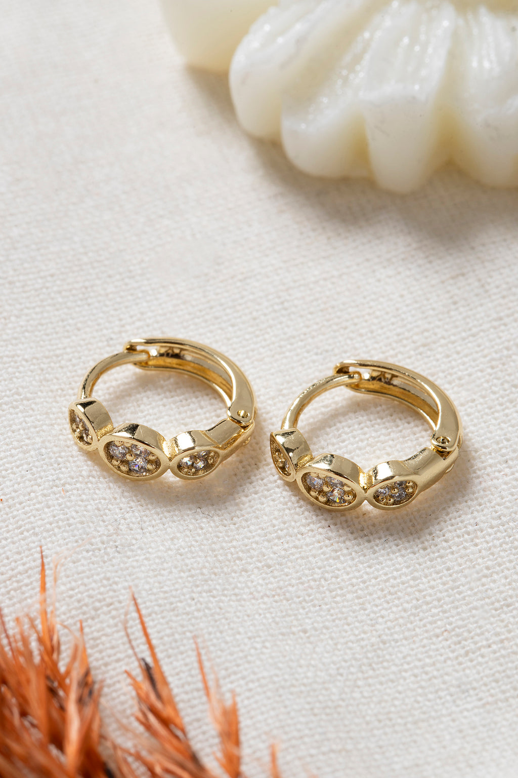 Kadın Minimal Zirkon Taşlı Tasarım Gold Küpe