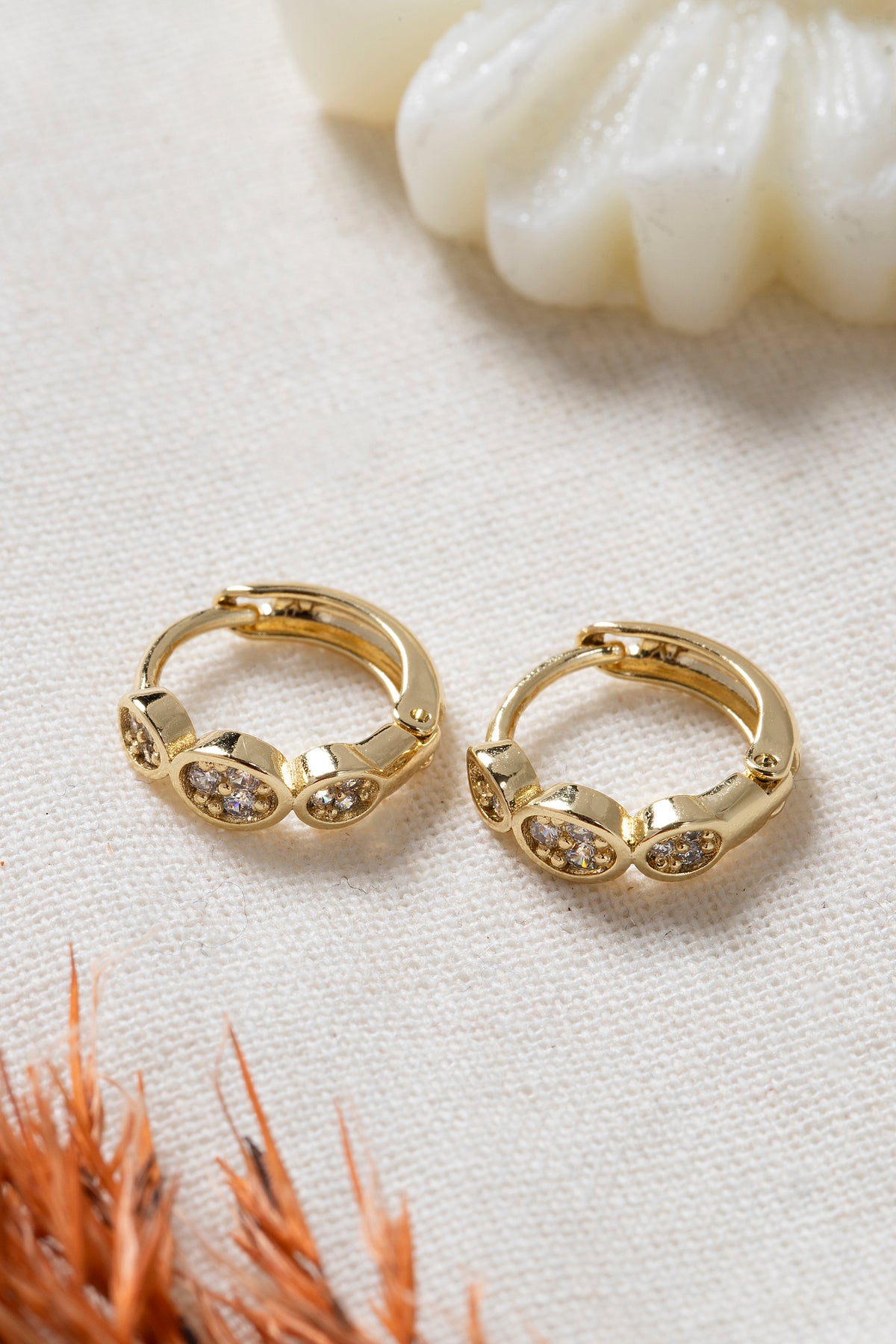 Kadın Minimal Zirkon Taşlı Tasarım Gold Küpe
