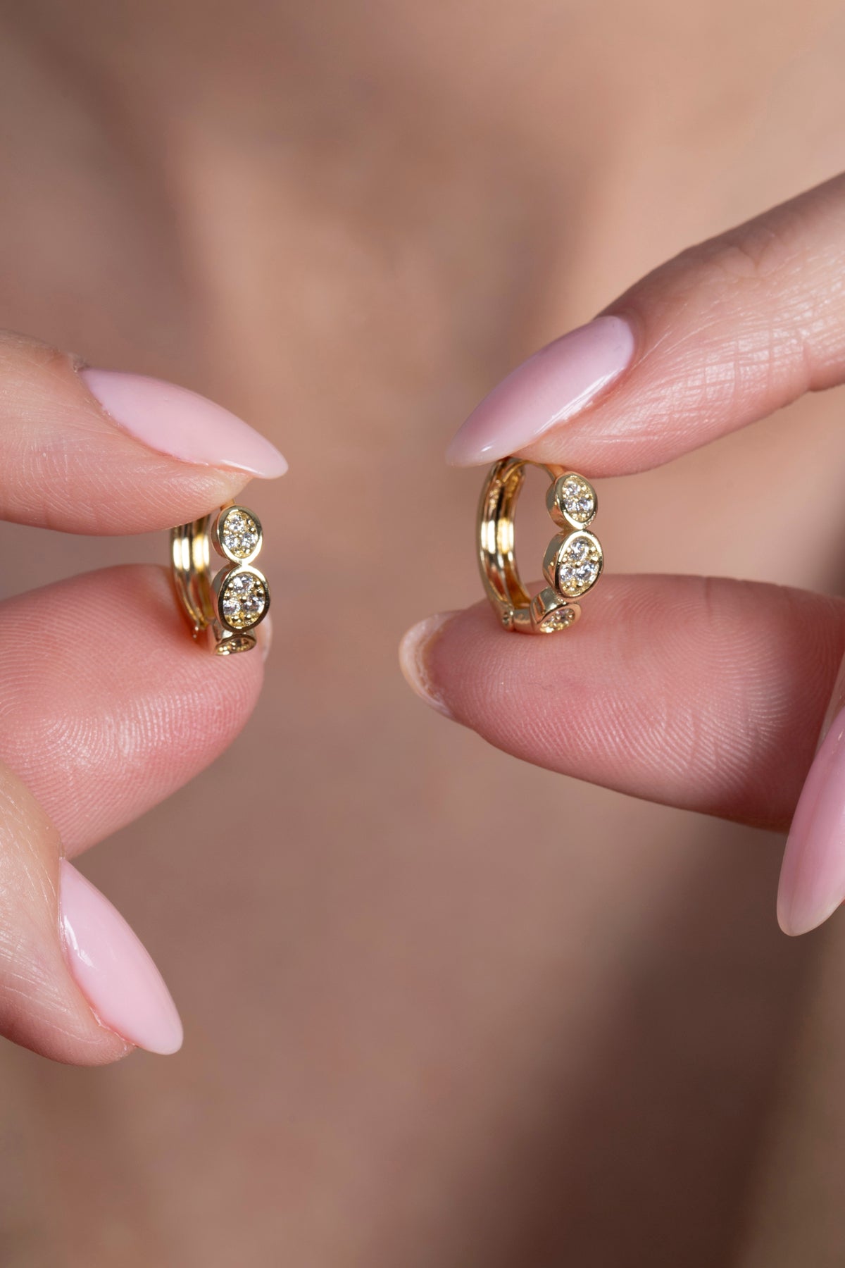 Kadın Minimal Zirkon Taşlı Tasarım Gold Küpe
