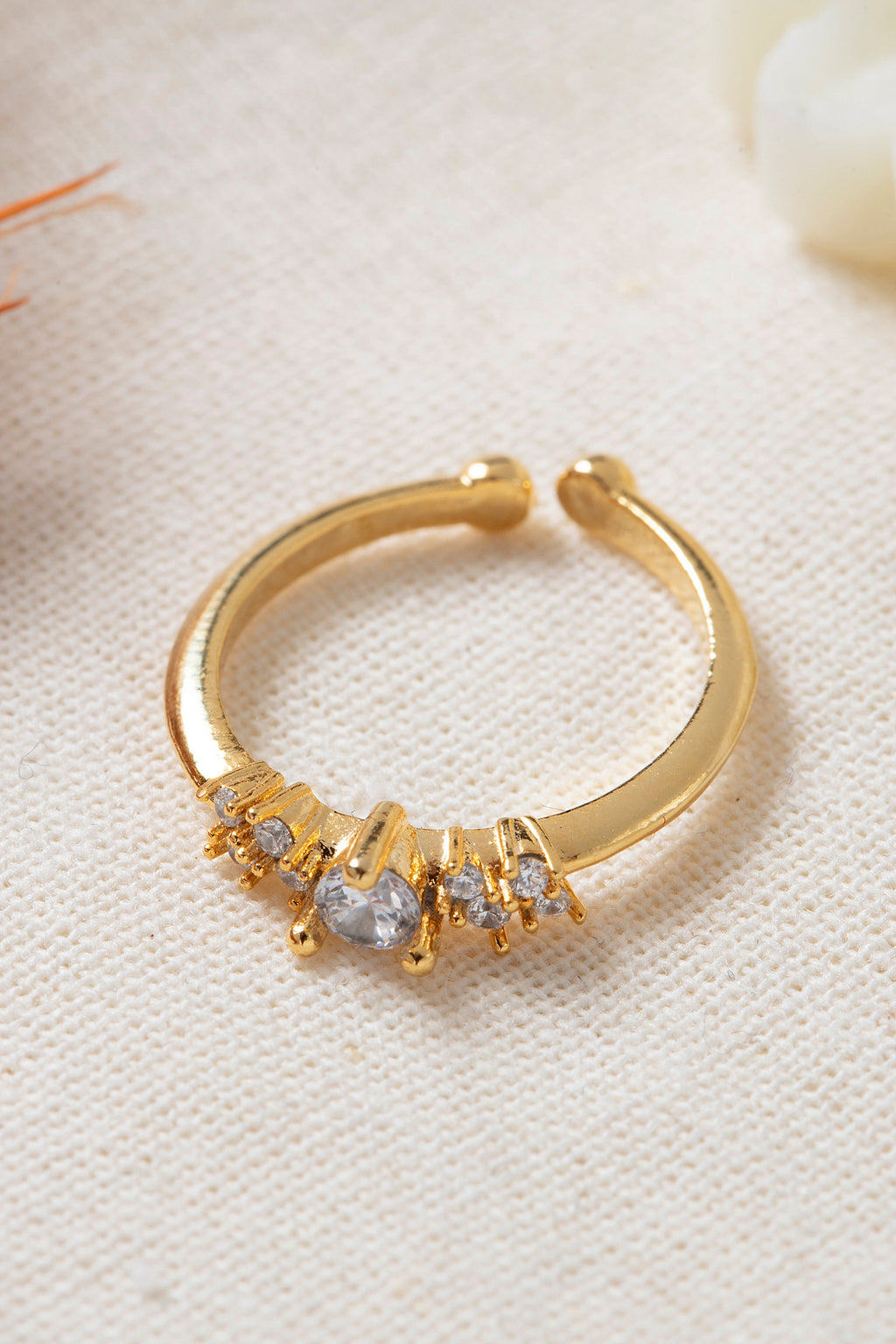 Minimal Ayarlanabilir Zirkon Taşlı Gold Yüzük