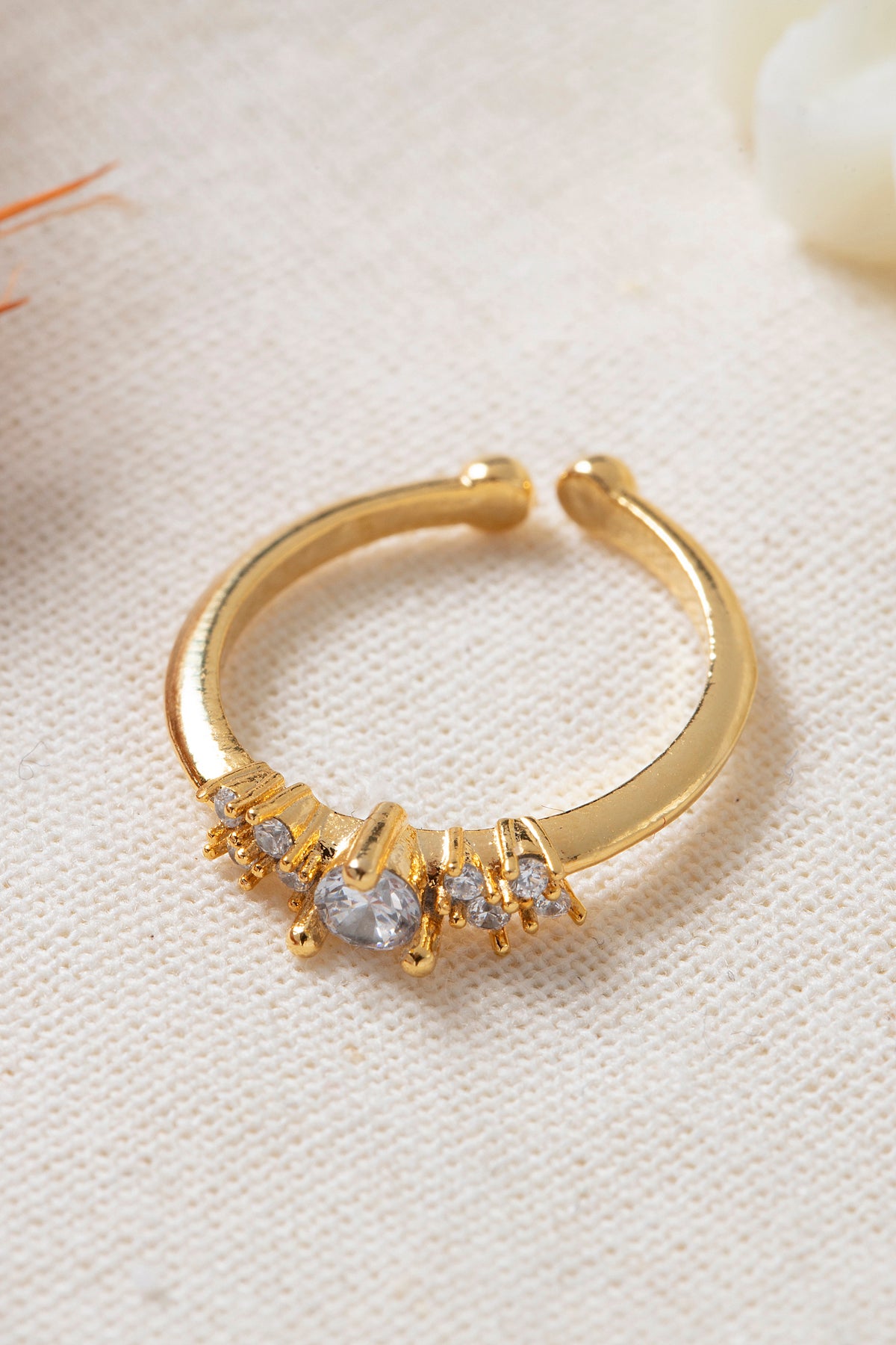 Minimal Ayarlanabilir Zirkon Taşlı Gold Yüzük